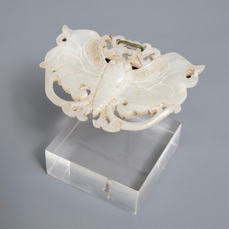 Een Chinese witte jade broche in de vorm van een vlinder, Ming/Qing