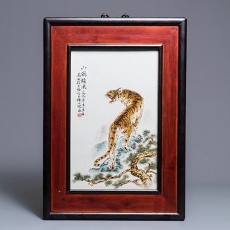 Une plaque en porcelaine de Chine à décor d'un tigre, signée Xu Tian Mei, datée 1990