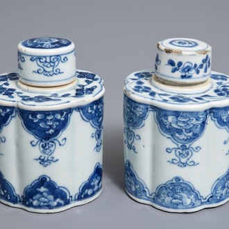 A pair of Chinese blue and white tea caddies and covers, Kangxi