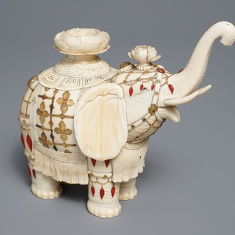 Een Chinees met hardsteen ingelegd ivoren model van een olifant, eind 19e eeuw