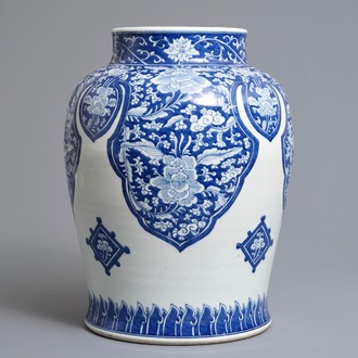 Un grand vase en porcelaine de Chine bleu et blanc pour le marché islamique, Kangxi