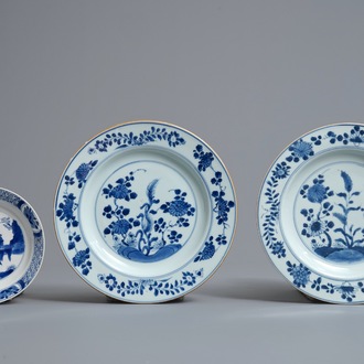 Trois assiettes en porcelaine de Chine bleu et blanc, anc. coll. Auguste le Fort, Kangxi/Qianlong