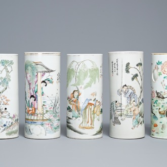 Cinq portes-chapeaux en porcelaine de Chine qianjiang cai et famille rose, 19/20ème