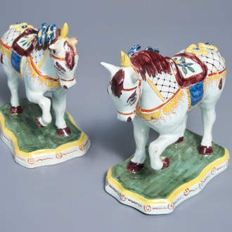 Een paar polychrome Delftse modellen van circuspaarden, 19e eeuw