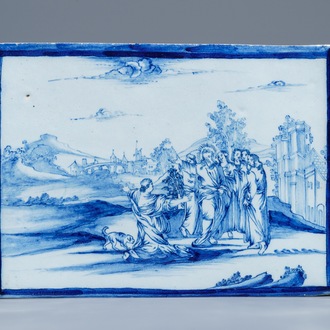 Een blauwwitte Delftse plaquette met bijbels decor, 18e eeuw