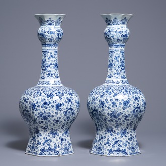 Une paire de très grands vases en faïence de Delft bleu et blanc, début du 18ème