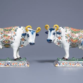 Een paar polychrome Delftse koeien op basissen met kikkers, 18e eeuw