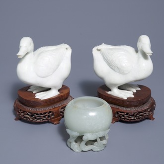 A Chinese celadon jade brush washer and a pair of white jade ducks, 19th and 20th C.