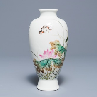 Un vase en porcelaine de Chine famille rose, marque de Jingdezhen, 20ème