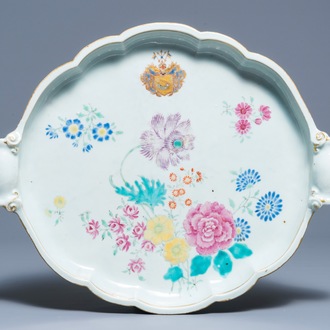 Un plat en porcelaine de Chine famille rose au blason de Loodh, Compagnie des Indes suédoise, Qianlong