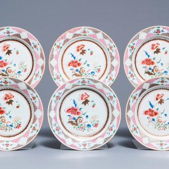 Six assiettes en porcelaine de Chine famille rose à décor floral, Qianlong