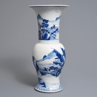 Un grand vase de forme yenyen en porcelaine de Chine famille bleu et blanc, Kangxi