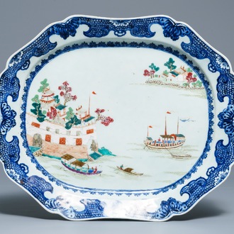 Un grand plat en porcelaine de Chine famille rose à décor du 'Fort Folly', Qianlong