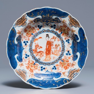 Een Chinese Imari-stijl klapmutskom met Xi Wangmu, Kangxi/Yongzheng