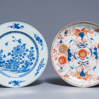 Deux plats en porcelaine de Chine bleu et blanc et de style Imari, Kangxi et Qianlong