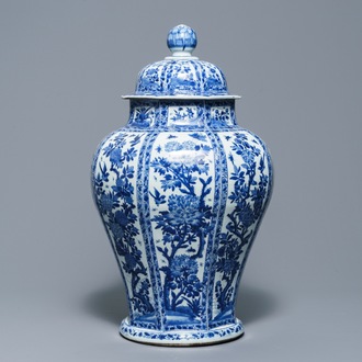 Un grand vase couvert en porcelaine de Chine bleu et blanc, Kangxi