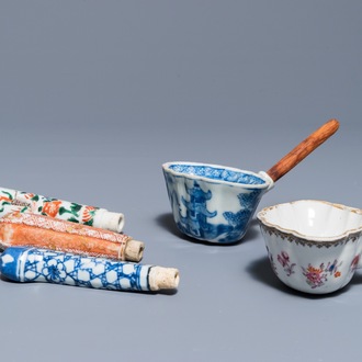 Drie Chinese famille verte, rose en blauwwitte mesheften en twee lepelhoofden, Kangxi/Qianlong