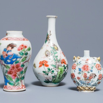 Deux vases et une tabatière en porcelaine de Chine famille rose et verte, Kangxi/Yongzheng