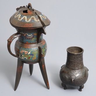 Un vase tripod et une coupe jue en bronze et émaux cloisonnés, Chine, 18/19ème