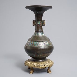 Een Chinese bronzen champlevé email vaas, 17/18e eeuw