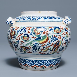 Un pot à déux anses en faïence de Delft en palette cachemire, Angleterre, 1er quart du 18ème