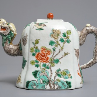 Een Chinese famille verte draakvormige theepot met floraal decor, 19/20e eeuw