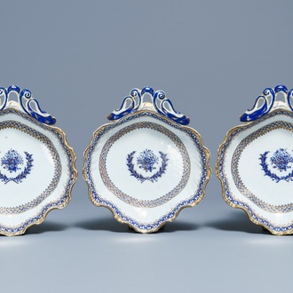 Drie Chinese neo-klassieke blauwwitte en vergulde fruitschotels op drie pootjes, Qianlong