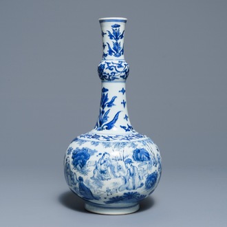 Een Chinese blauwwitte flesvormige vaas met figuratief decor rondom, Transitie periode