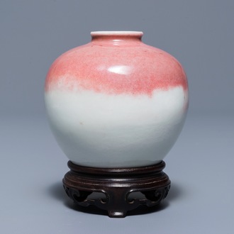 A Chinese peachbloom-glazed globular vase on stand, 19/20th C.