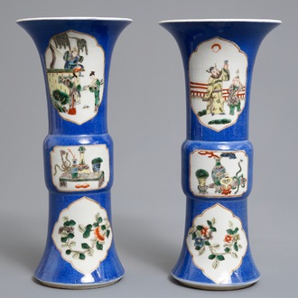 Une paire de vases de forme gu en porcelaine de Chine famille verte sur fond bleu, marque de Kangxi, 19ème