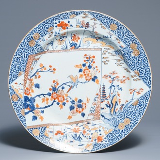 Un très grand plat en porcelaine de Chine de style Imari, Kangxi