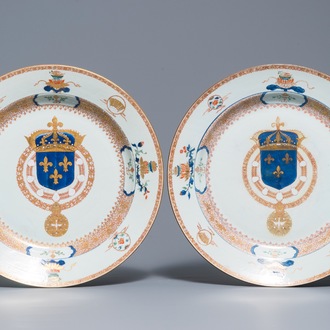 Une paire de grands plats en porcelaine de Chine du service du Roi de France Louis XV, Yongzheng, vers 1732