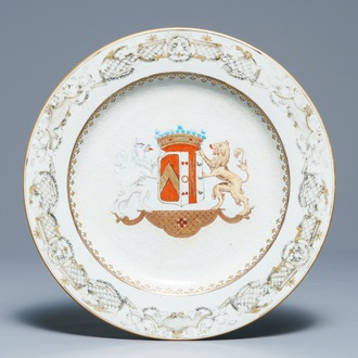 Un plat armorié en porcelaine de Chine bianco sopra bianco et grisaille, Qianlong