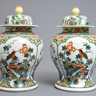 Une paire de vases couverts en porcelaine de Chine famille verte, 19ème