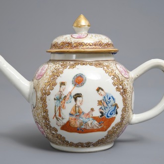 Een Chinese famille rose theepot met deksel, Qianlong