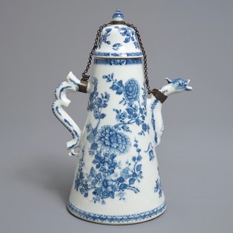 Une cafetière couverte en porcelaine de Chine bleu et blanc, Qianlong