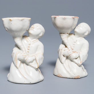 Een paar wit geglazuurde zoutvaten in de vorm van Chinezen, wellicht Brussel, 18e eeuw