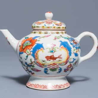 Een Chinese famille rose 'Pompadour' theepot met deksel, Qianlong