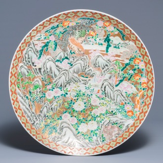 Un très grand plat en porcelaine Imari de Japon à décor d'un aigle, marque de Chenghua, Meiji, 19ème