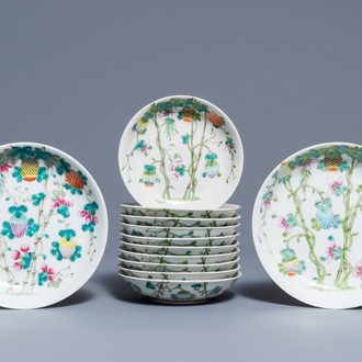 Douze assiettes en porcelaine de Chine famille rose, marques de Guangxu et Qianlong, République, 20ème