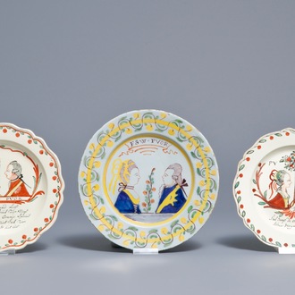 Trois assiettes à décor de Guillaume et Marie en faïence de Delft et faïence fine anglaise, 18ème