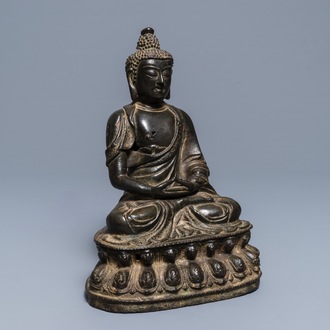 Een Sino-Tibetaanse bronzen figuur van Buddha Shakyamuni, Ming