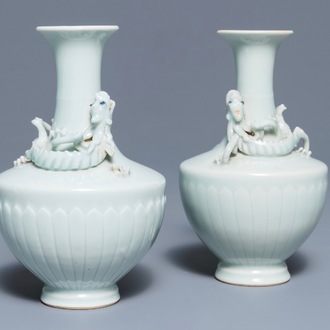 Une paire de vases en porcelaine de Chine de style ru, marque de Yongle, 19ème