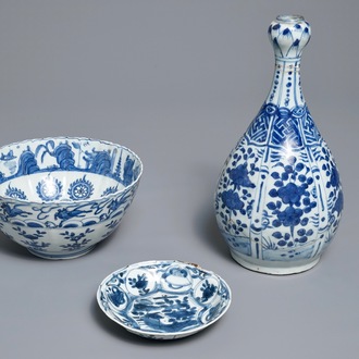 A Chinese blue and white vase, a lobed bowl and a kraak porcelain plate, Wanli