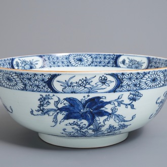 A Chinese blue and white floral bowl, Qianlong