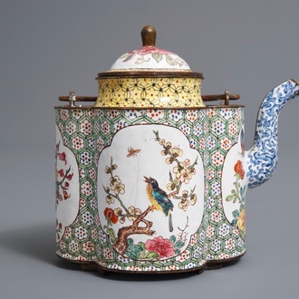 Een Chinese Canton email theepot en deksel met insecten, vogels en bloemen, Qianlong