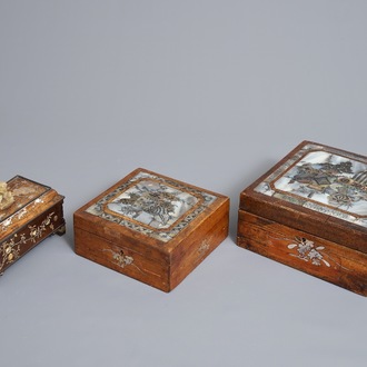 Drie Chinese houten dozen met parelmoer inlegwerk, 19e eeuw