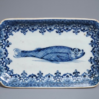 Un plat aux harengs en porcelaine de Chine bleu et blanc pour le marché hollandais, Qianlong