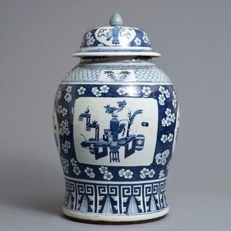 Un vase couvert en porcelaine de Chine bleu et blanc à décor d'antiquités, 19ème