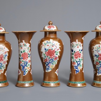 Une garniture de cinq vases en porcelaine de Chine famille rose sur fond brun capucin, Qianlong